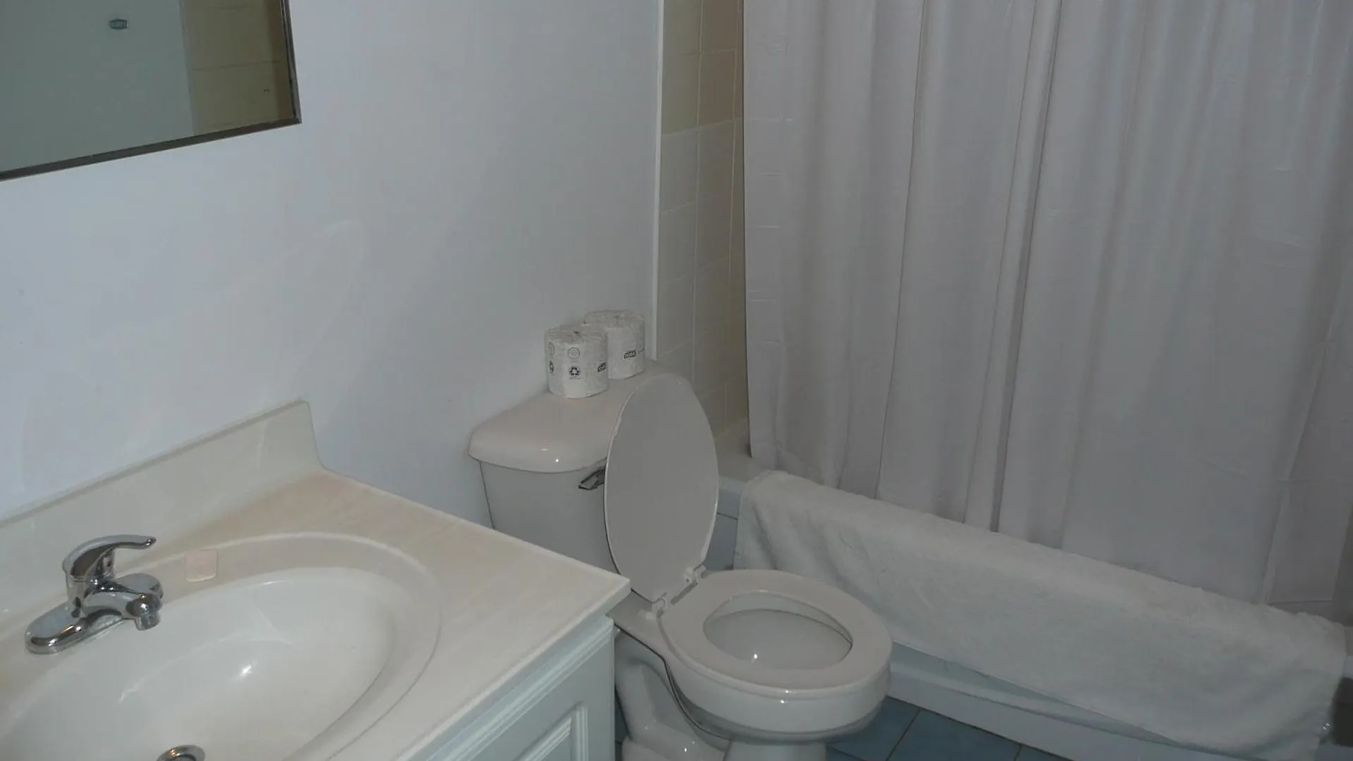 بيت شباب Neill Wycik Hotel تورونتو كندا